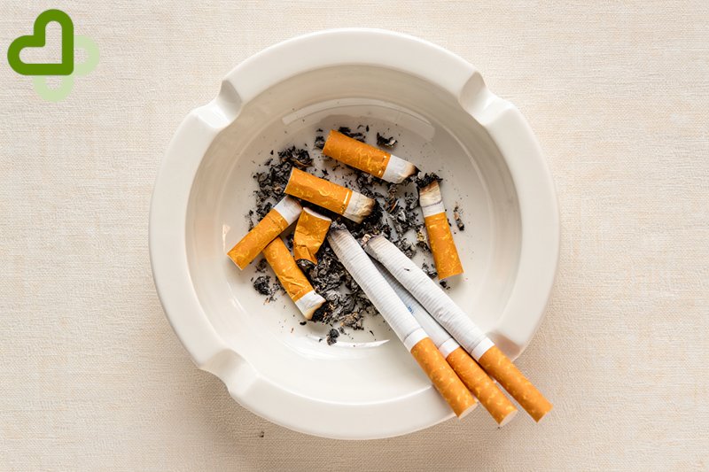 Пепельница с пеплом и сигаретами